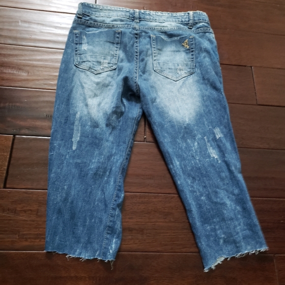 Women Medium Wash Cutoff Jeans - Picture 3 of 3